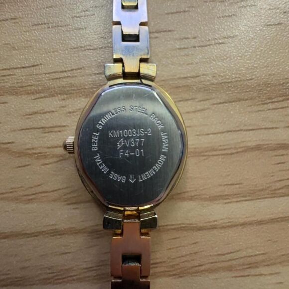 ✨ Jaclyn Smith Ladies Gold Tone Quartz Watch (Not Working) - Picture 3 of 3